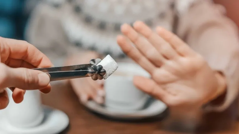 ¿Cómo afecta a la salud agregar azúcar al café todos los días?