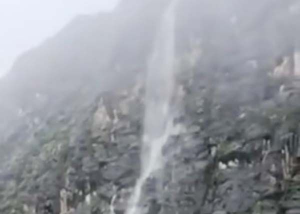 Impresiona cascada en el Cariño de la Montaña
