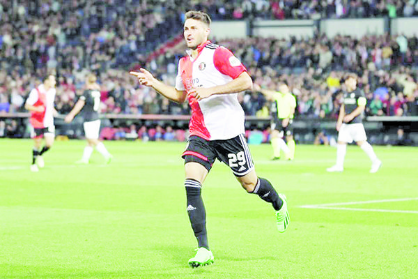 Anota Giménez en la goleada del Feyenoord en Europa League