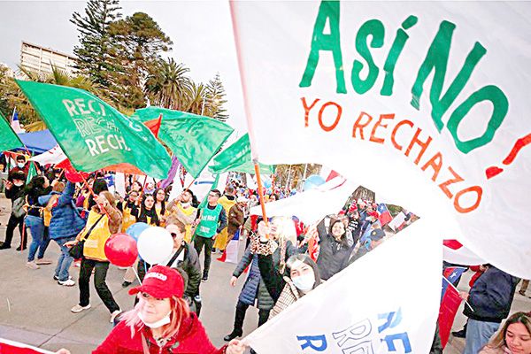 La «paradoja» de Chile: 3 factores para entender el rechazo a nueva Constitución cuando casi el 80% estaba a favor