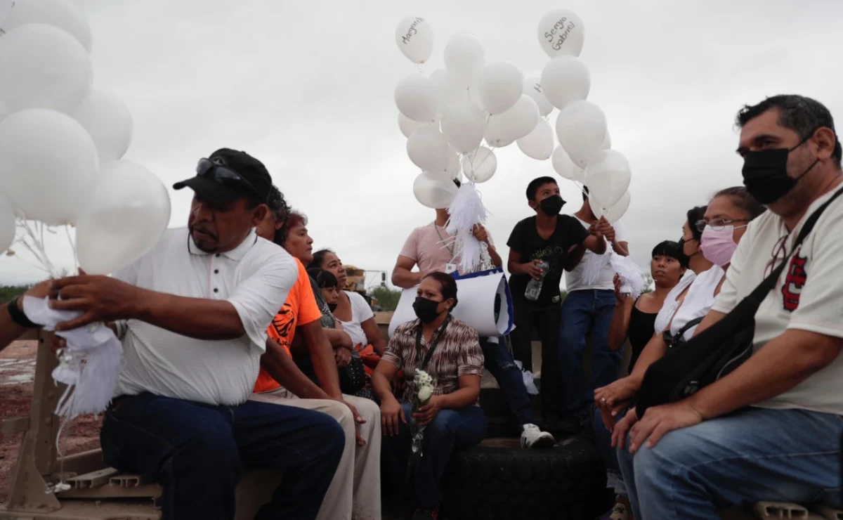 Video. A un mes del colapso de mina en Coahuila, familiares de los 10 mineros realizan misa