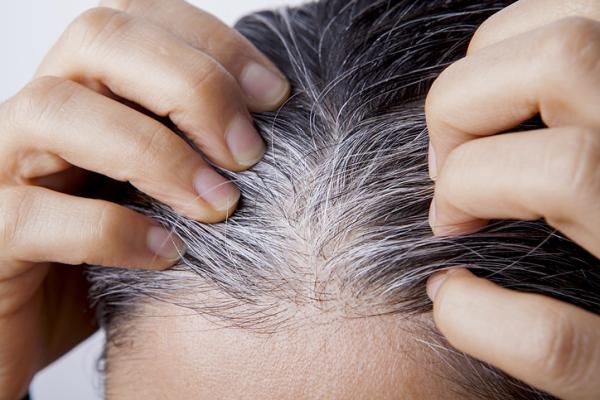Con 2 ingredientes, dile adiós a las canas con esta infusión natural