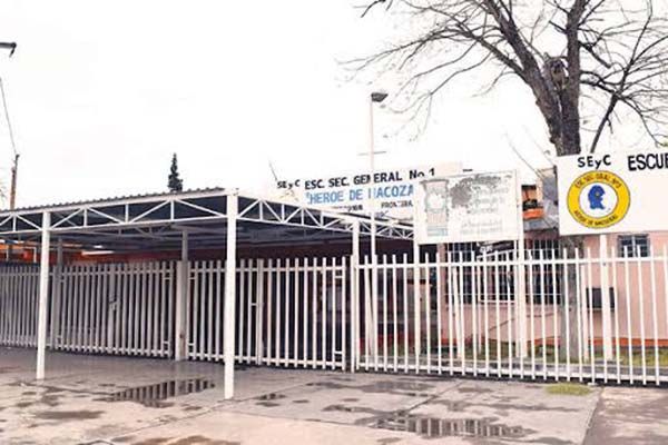 Hostigan a alumnas con pago de cuotas