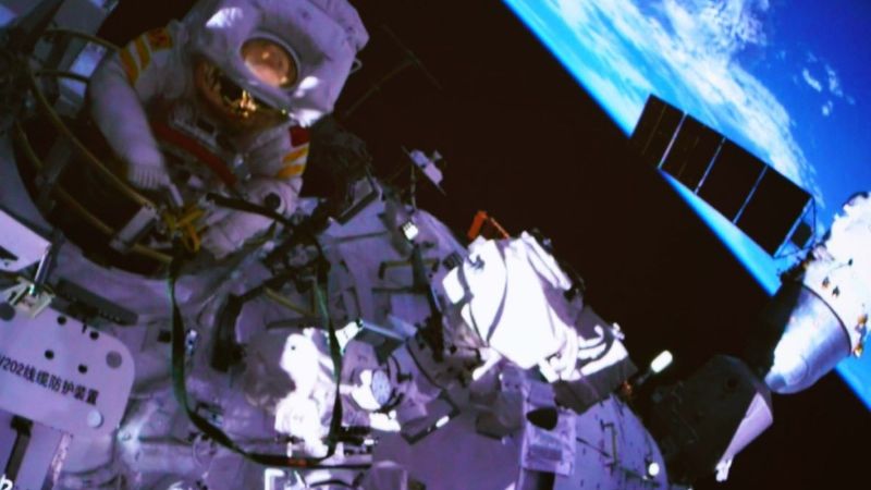 Astronautas chinos realizan caminata espacial en la estación Tiangong