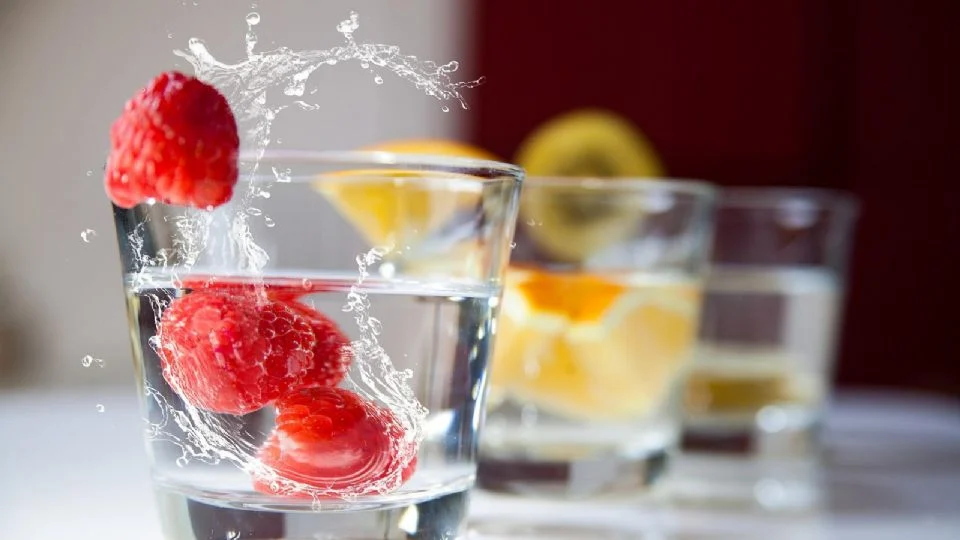 El agua simple NO es la mejor bebida para hidratarse, lo dice la ciencia