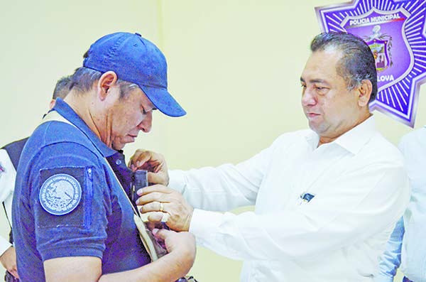 Entregan a policías cámaras de solapa