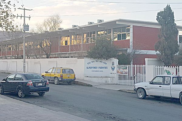 Sin cupo en secundaria se quedan 100 alumnos