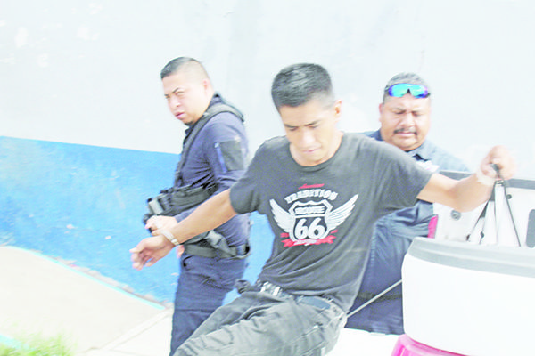 Empuja carretilla llena de chatarra