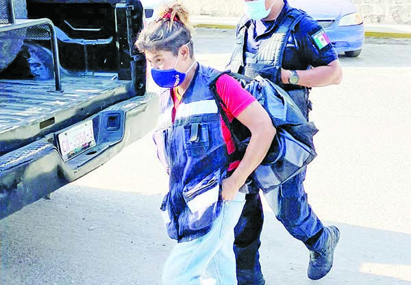 Desquicia a vecinos y acaba tras las rejas