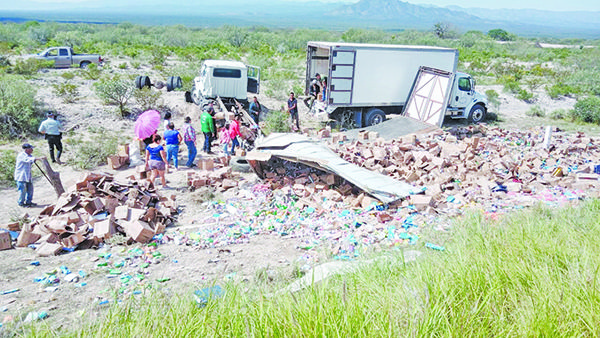Se voltea tráiler con botellas de cloro