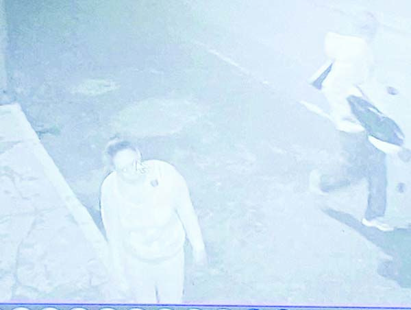 Cámaras captan a ladrones en huida