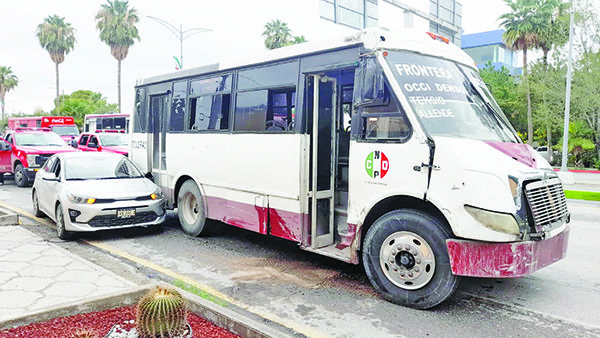 Atrabancado chofer choca contra carro