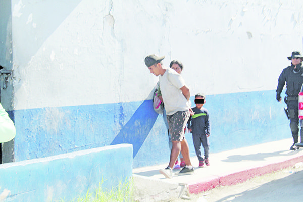 Pareja se droga cargando a menor