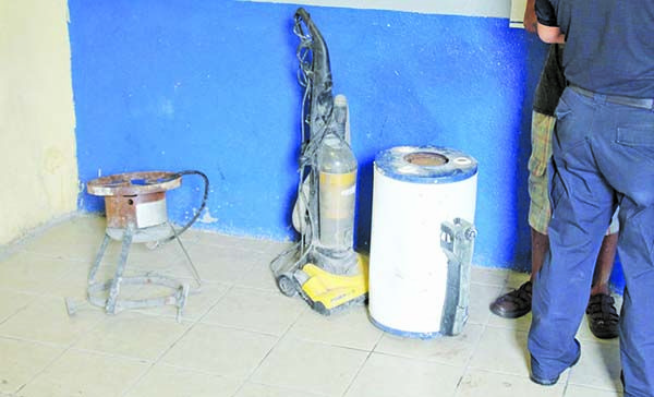 Ladrones tiran botín en escuela primaria