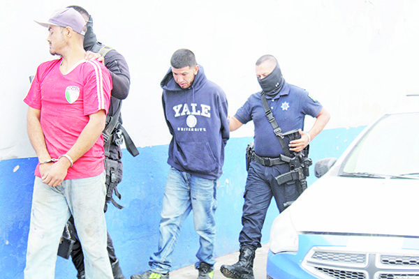 Dúo escandaliza y cargaba marihuana