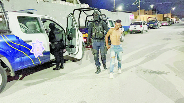 Merodea en la noche armado con cuchillo