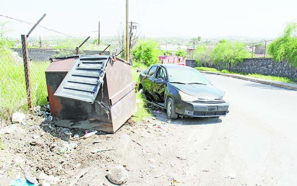 Abandona auto al chocar contenedor