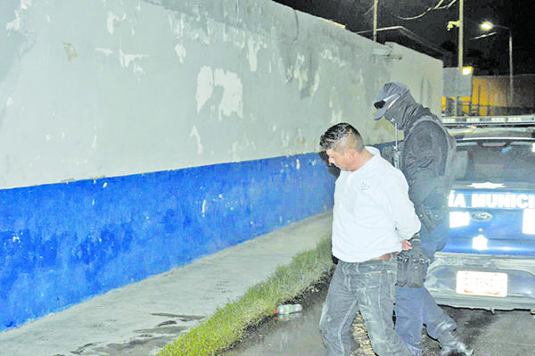 Briagos riñen en una cantina