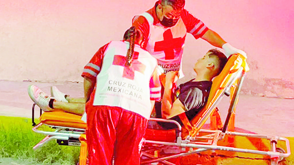Termina motociclista raspado; huye cafre