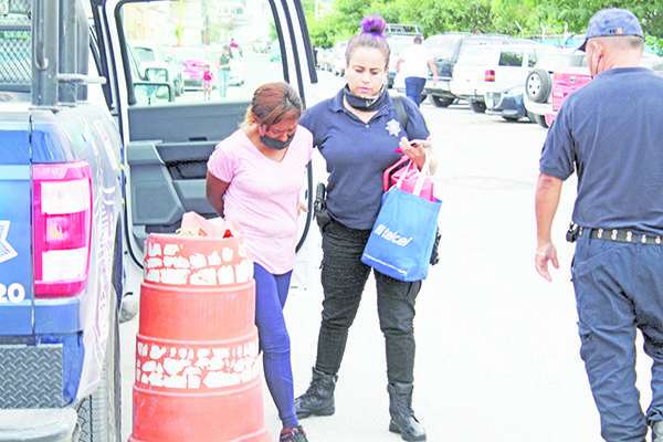 Mujer intenta robar bocinas de tienda