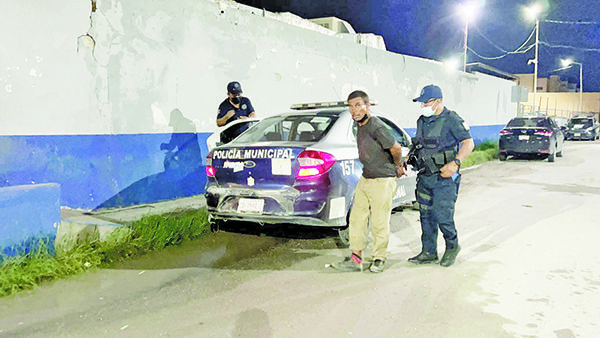 Rompe cristales con sus muletas