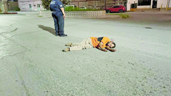 Moto tumba al Topo frente a los policías