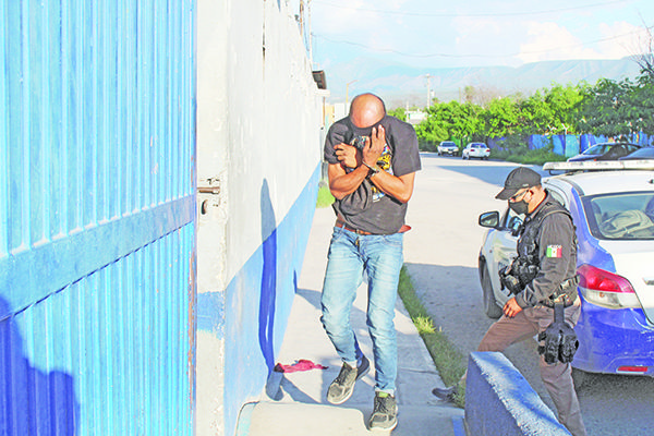 Estatales guardan a tóxico en la calle