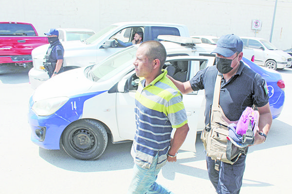 Lo reportan por estar de fisgón