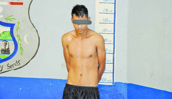 Peligroso asaltante da golpe en farmacia