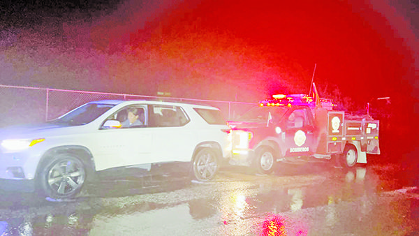 Se atoran autos en laguna de avenida 4