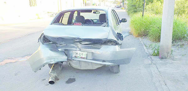 Cafre impacta auto y se da a la fuga