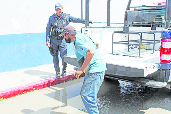 Camina y alucina en plena vía pública