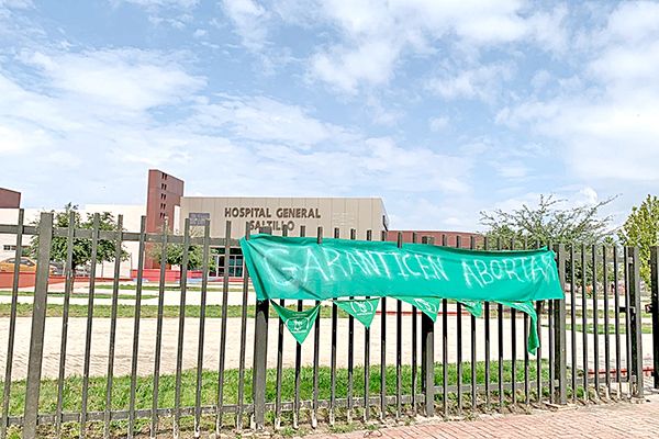 Colocan manta pro aborto en hospital