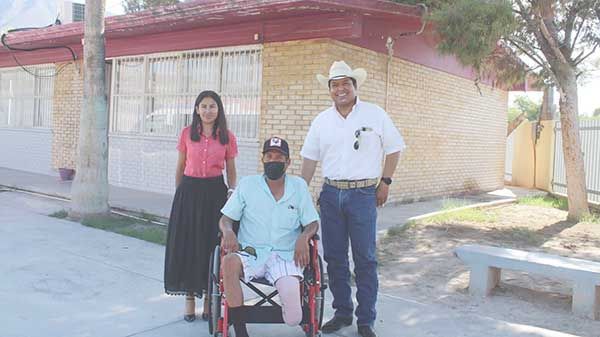 Entrega Beto Villarreal sillas de ruedas y dialoga