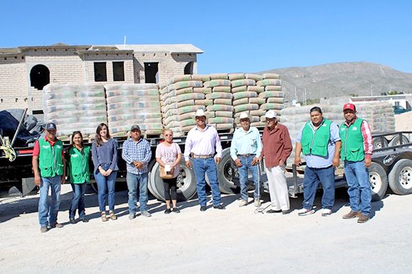 Entrega Beto Villarreal cemento a bajo costo