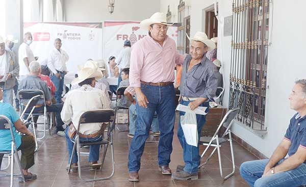 Entrega Piña ocho toneladas de avena