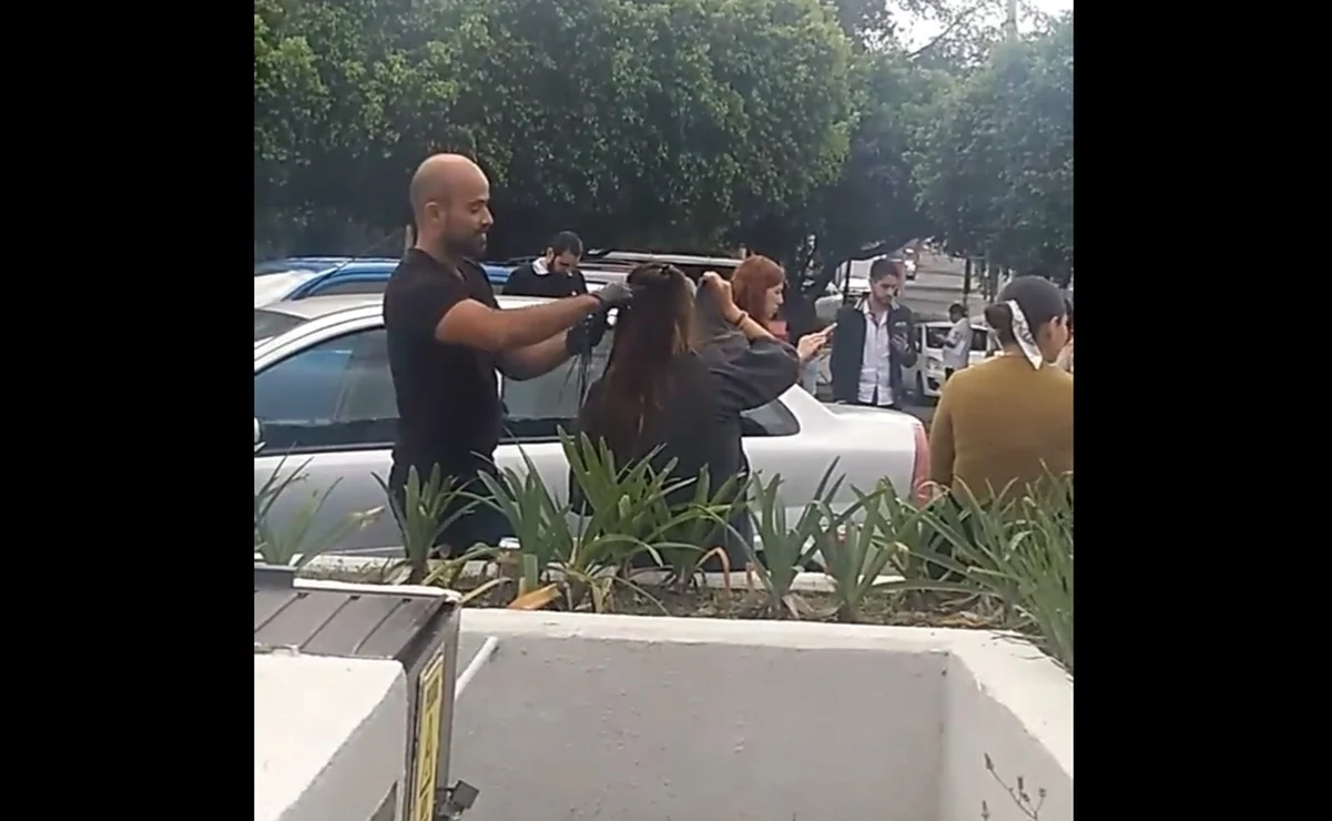 VIDEO. Sismo no detiene a estilista en Guadalajara y sigue pintando el cabello de su clienta en la calle