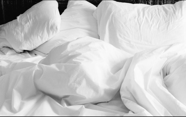 La mayoría de hombres solteros tarda hasta 4 meses sin lavar sus sábanas