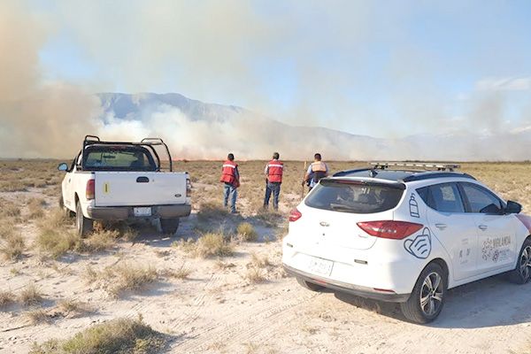 Sofocan incendio a la orilla de la Carretera 30
