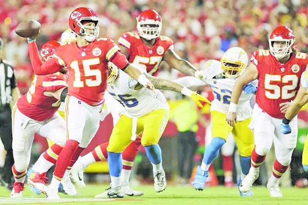 Gana Chiefs de Mahomes a Chargers de Herbert