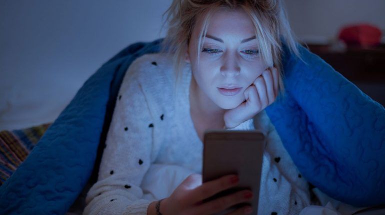LA LUZ AZUL DE TU CELULAR O COMPUTADORA TE HARÁ ENVEJECER MÁS RÁPIDO