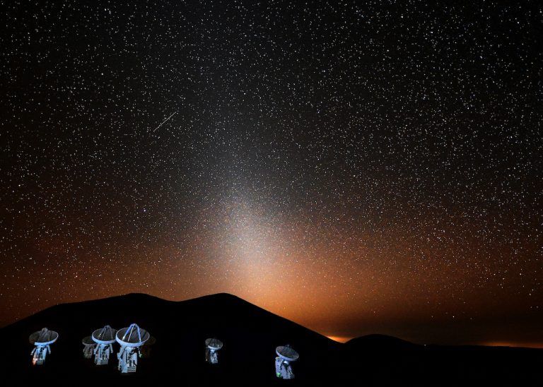 Fulgor zodiacal: el extraño fenómeno astronómico que inunda las noches con una intensa luz blanca