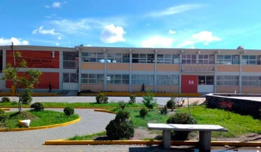 Denuncian a maestra que supuestamente cobra 5 pesos a niños que le ven el escote o piernas