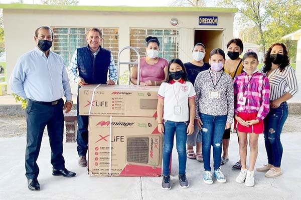 Entrega Alcalde de SB minisplit a primaria