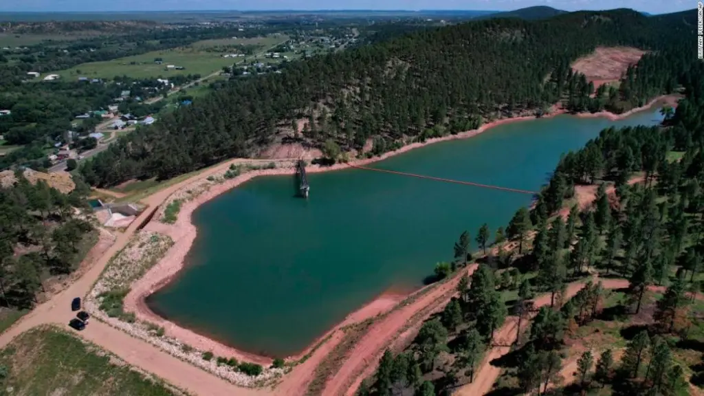 A esta ciudad le quedan aproximadamente 20 días de agua dulce. Los funcionarios se apresuran para encontrar otra fuente