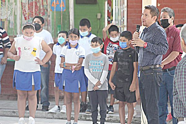 Apoyan a primaria rehabilitan baños