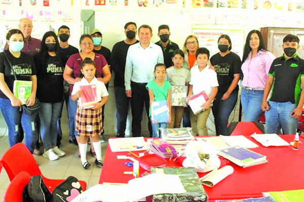 Entregan paquetes escolares en ejidos