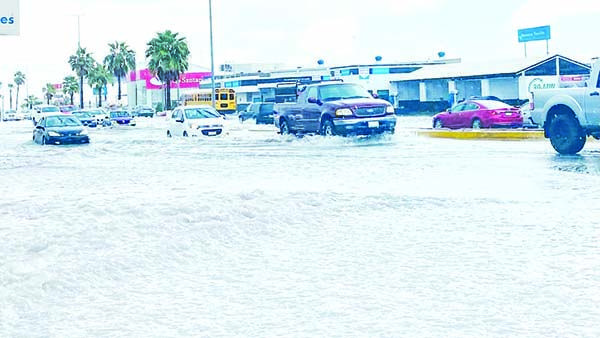 Deja intensa lluvia inundación y caos