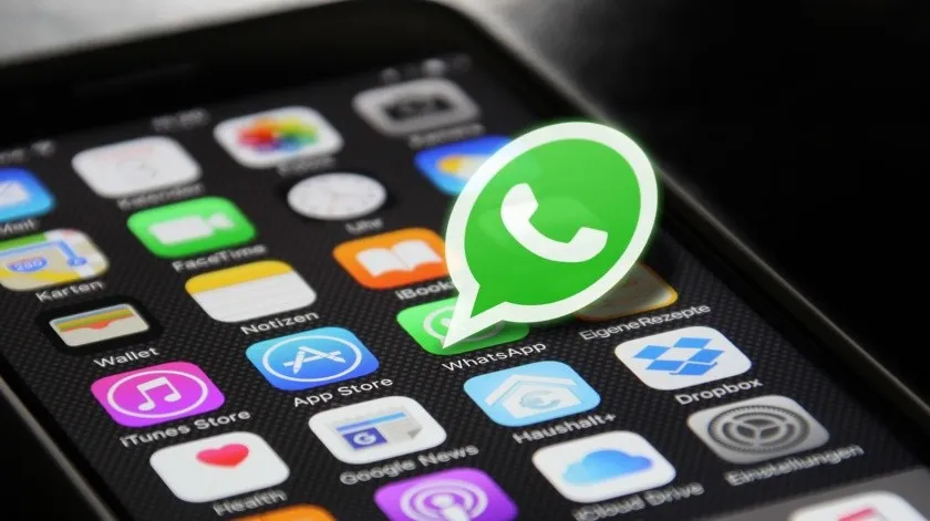 ¿Cómo saber quién está en línea sin entrar a un chat en WhatsApp?