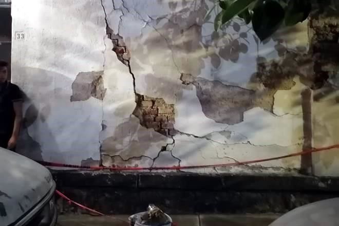 Organizan fiesta en predio con barda dañada por sismo